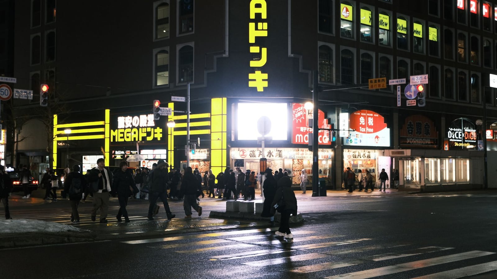 札幌市中心部の清潔な街並みと都市風景